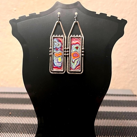 🎆 3 for $20 🎆 Silvertone dangle earrings with psychedelic swirl of colors - Picture 2 of 3